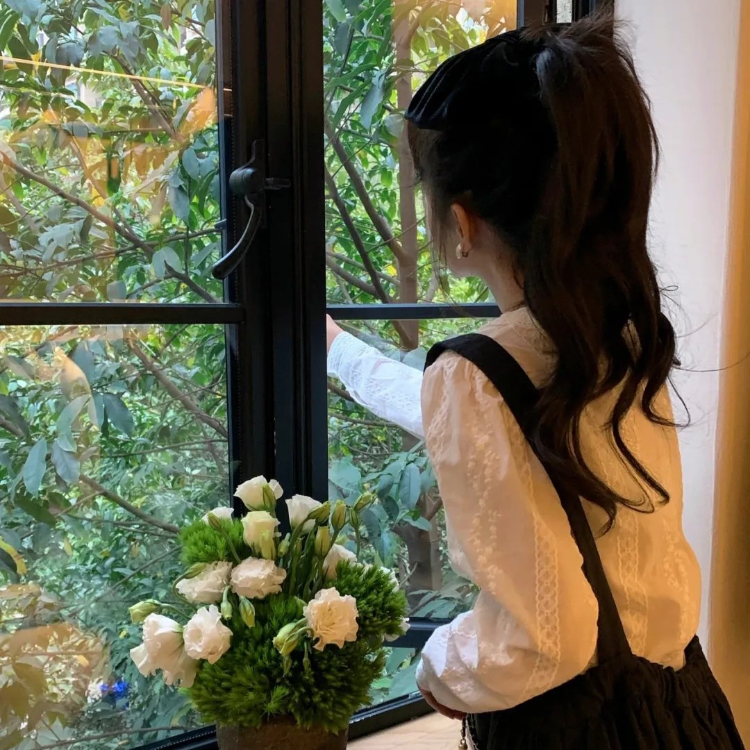 轻轻拂过